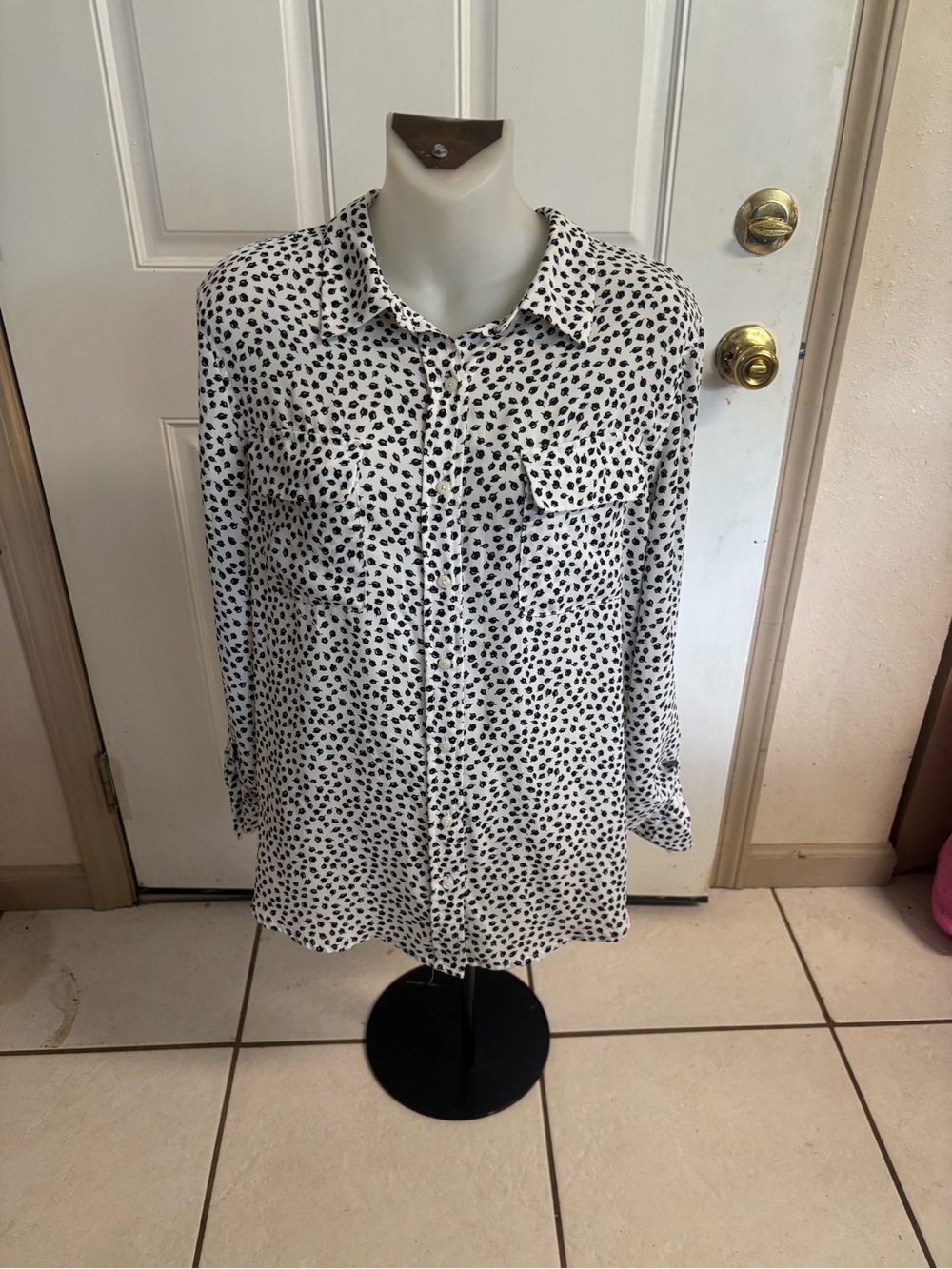 Med Investments black/white Floral button up 3/4-long sleeve blouse.  In EUC!